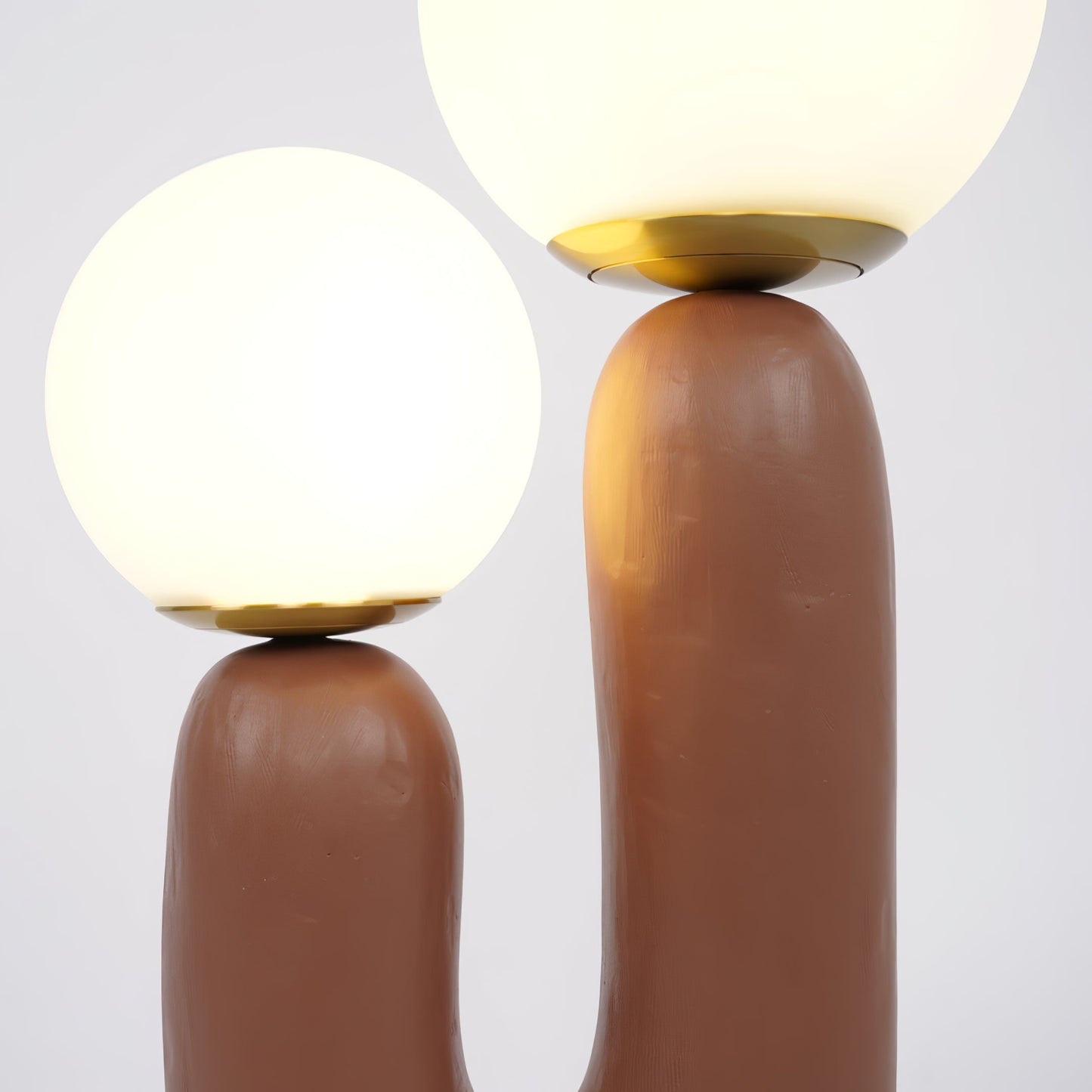 LumiVetro - Lámpara de Mesa Contemporánea de Vidrio y Resina