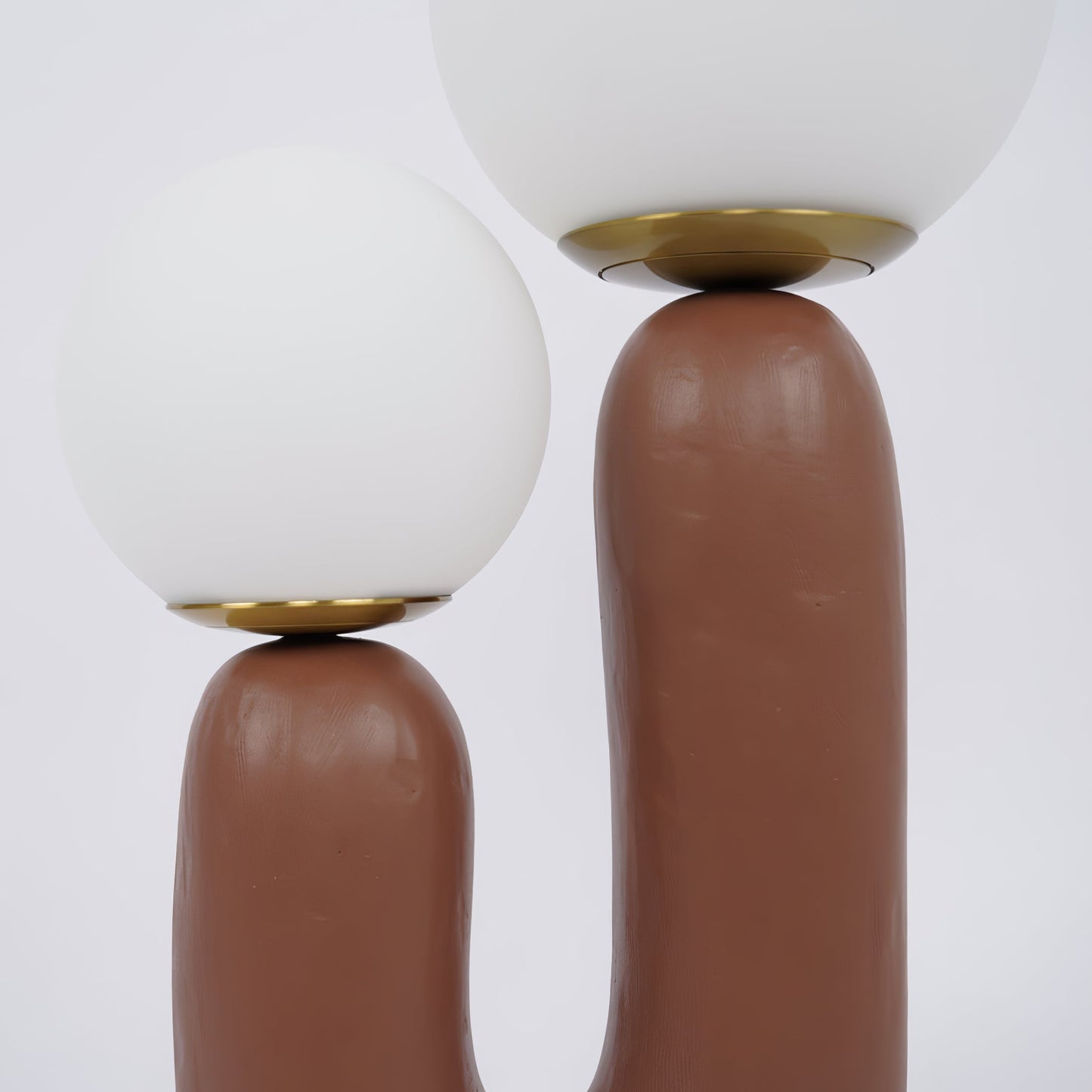 LumiVetro - Lámpara de Mesa Contemporánea de Vidrio y Resina