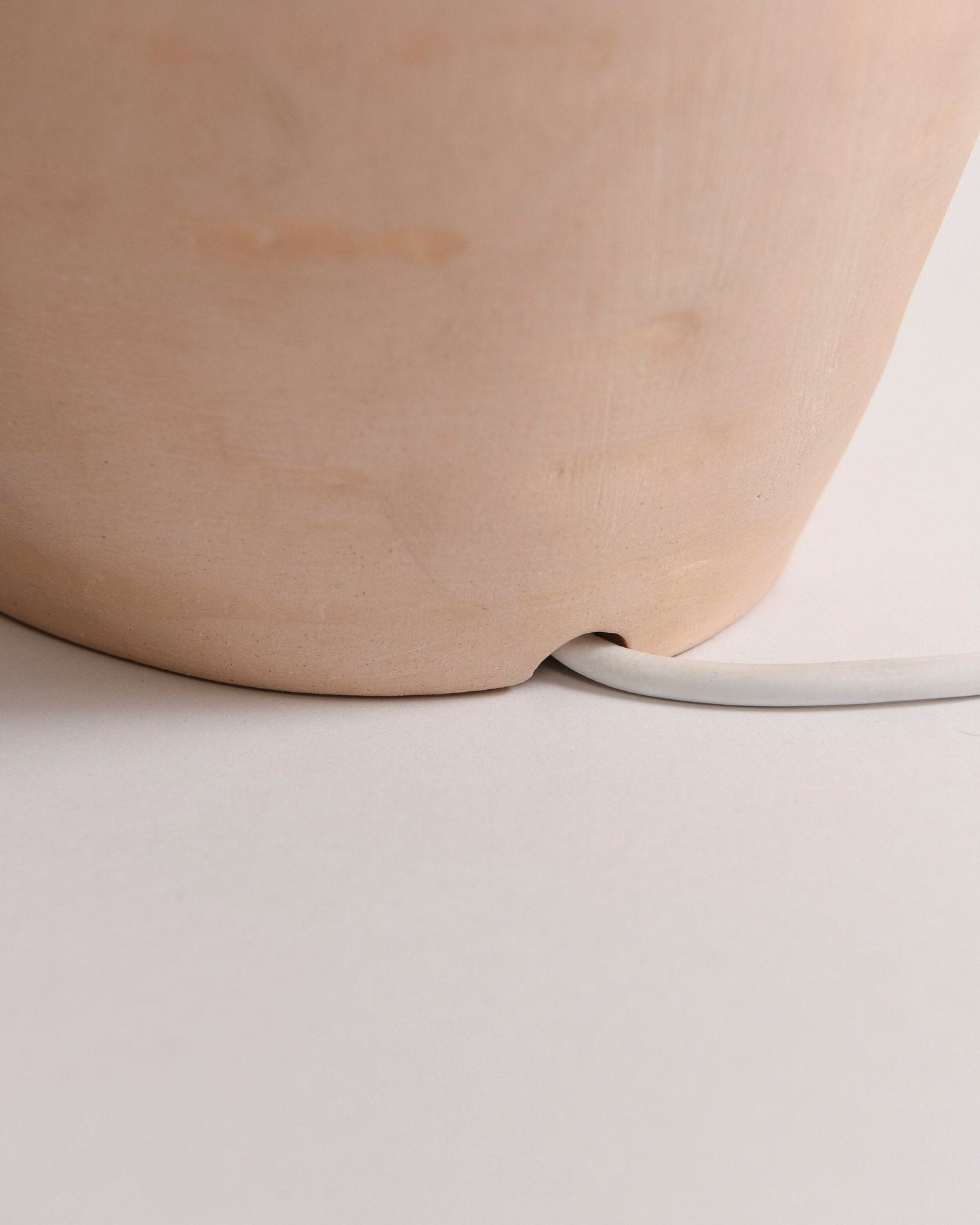 LumiVetro - Lámpara de Mesa Contemporánea de Vidrio y Resina