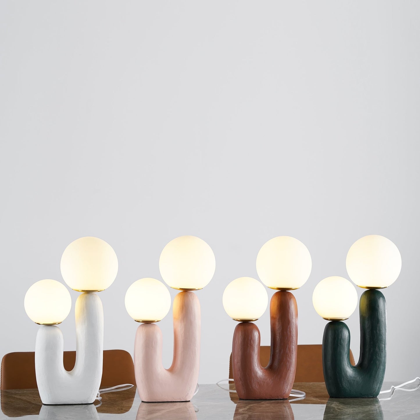 LumiVetro - Lámpara de Mesa Contemporánea de Vidrio y Resina