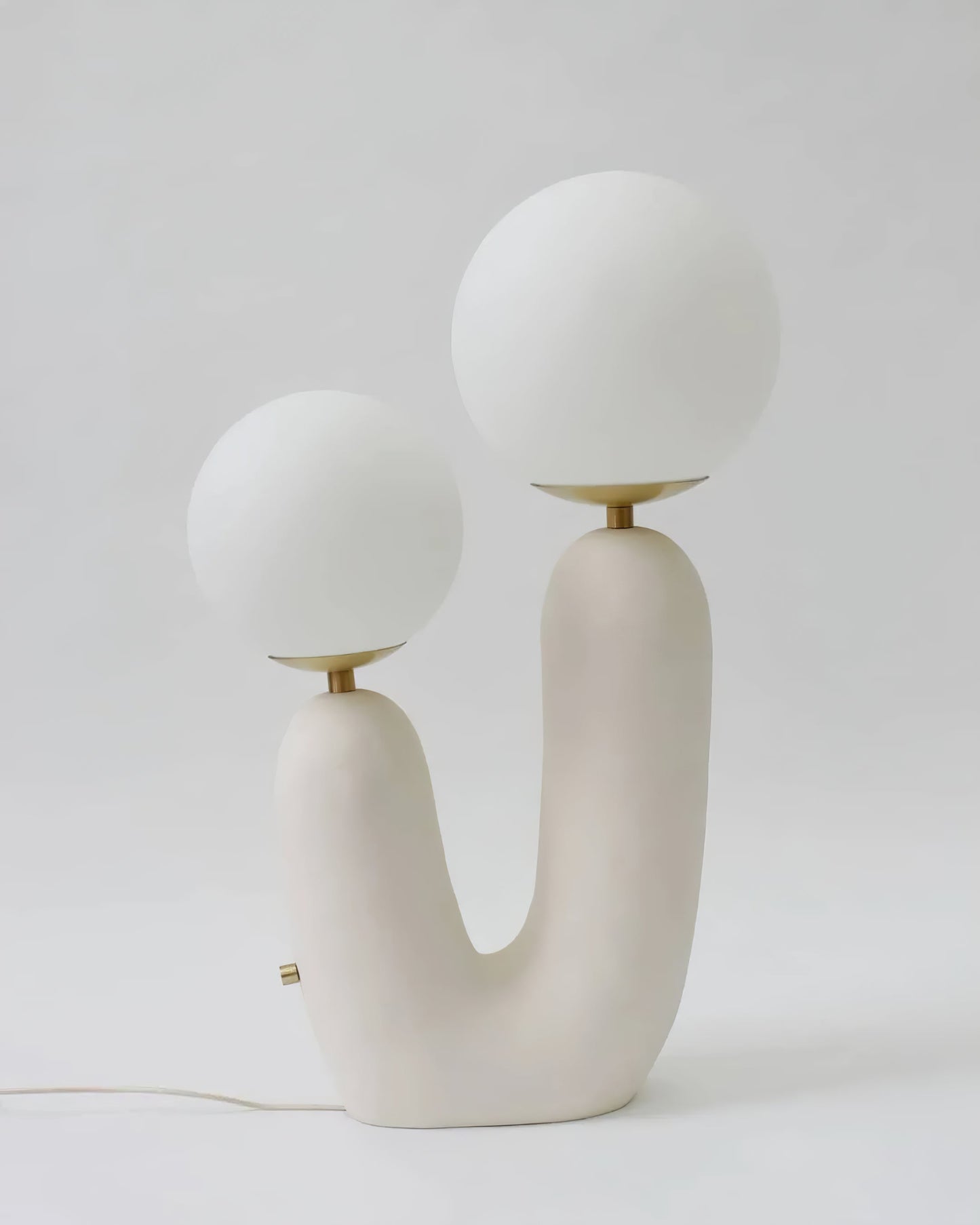 LumiVetro - Lámpara de Mesa Contemporánea de Vidrio y Resina