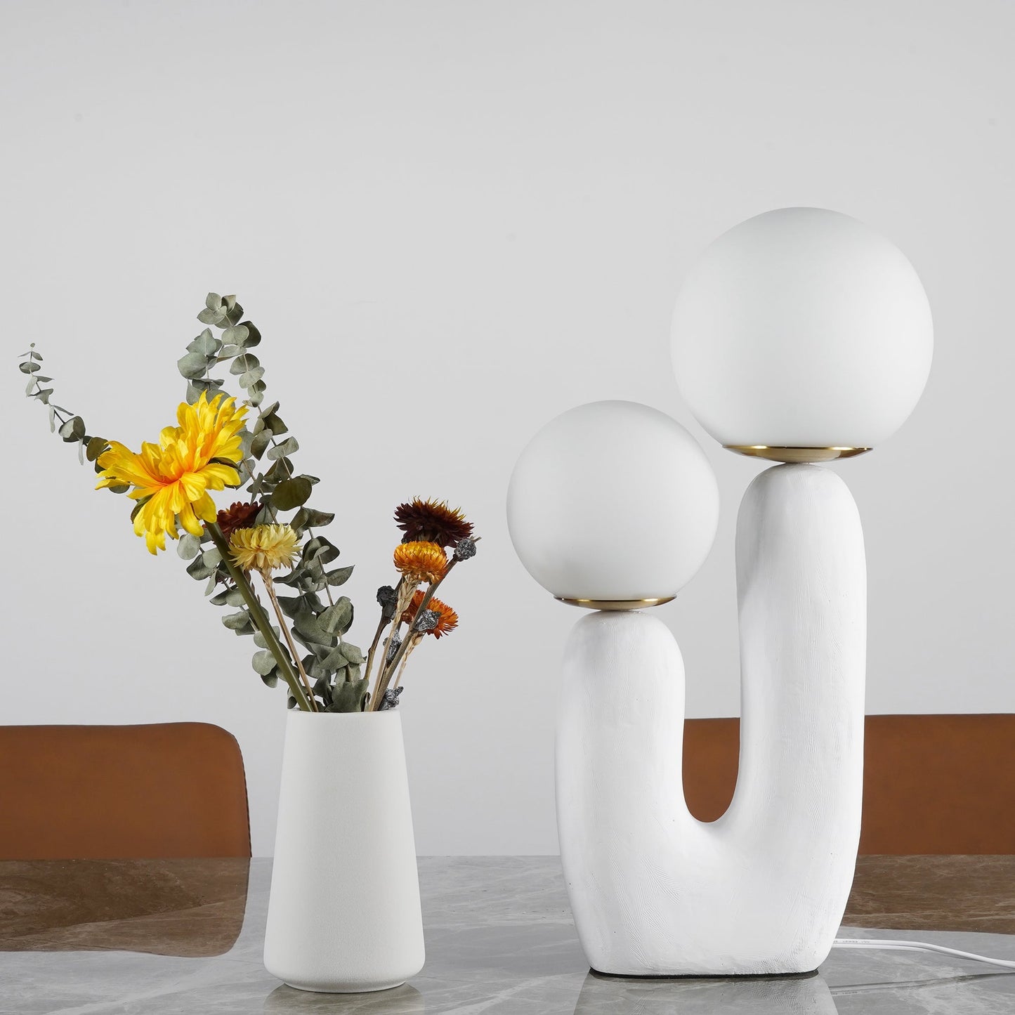 LumiVetro - Lámpara de Mesa Contemporánea de Vidrio y Resina