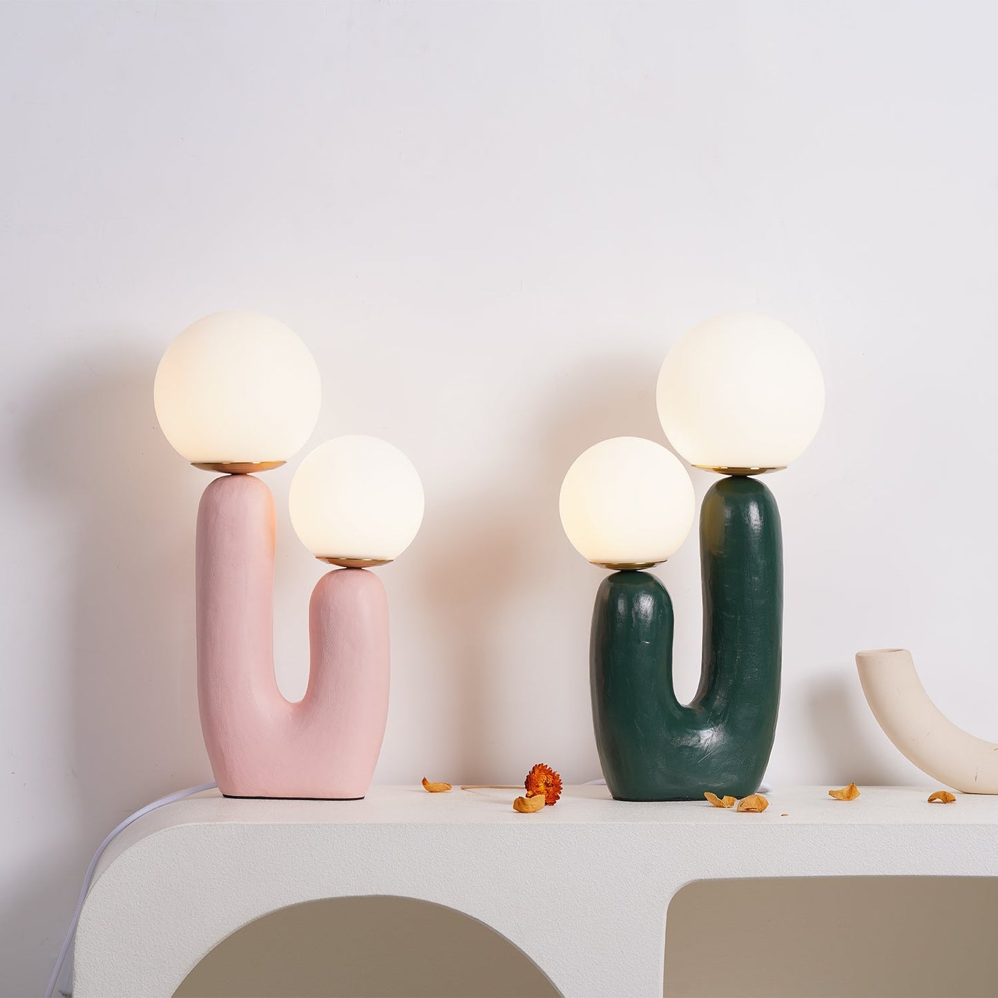 LumiVetro - Lámpara de Mesa Contemporánea de Vidrio y Resina