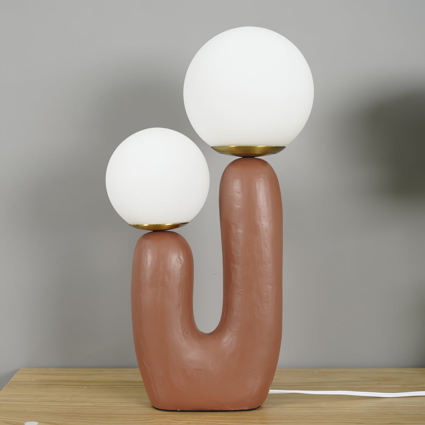 LumiVetro - Lámpara de Mesa Contemporánea de Vidrio y Resina