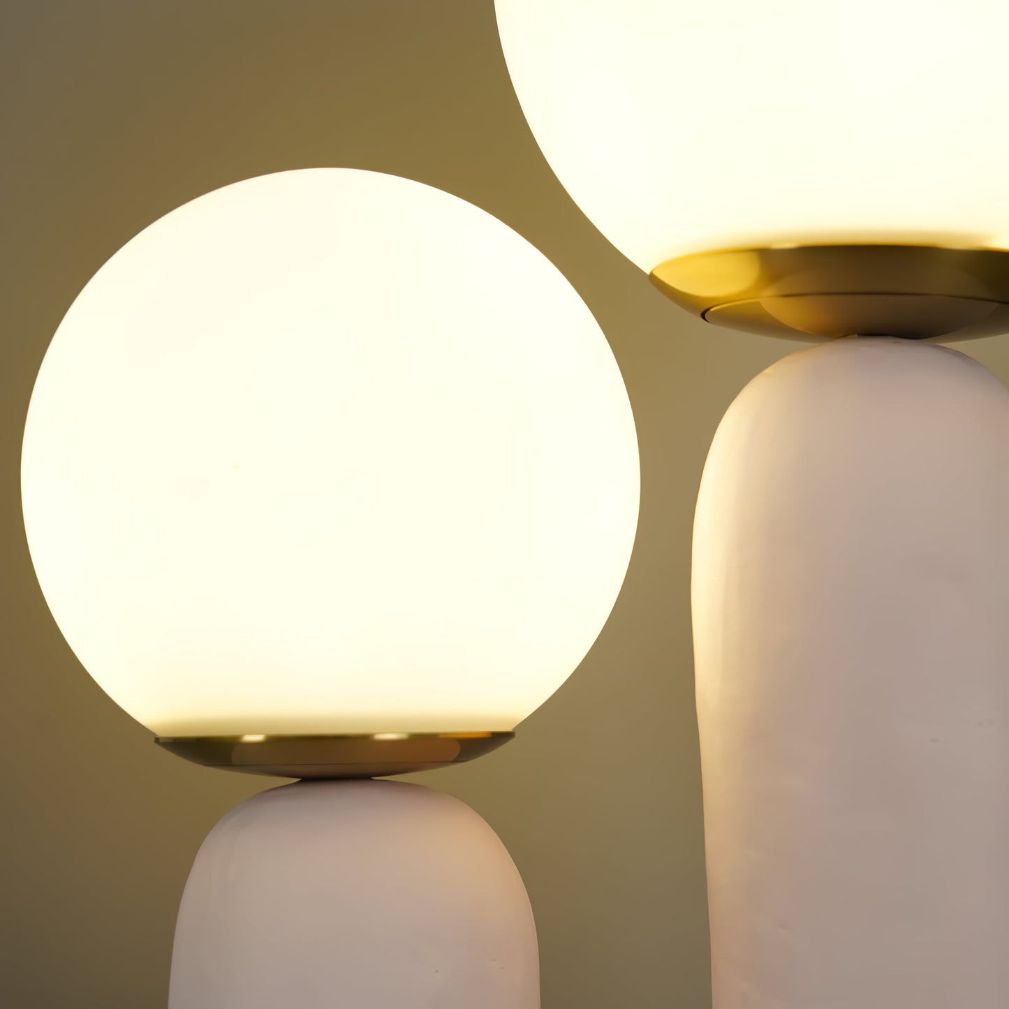 LumiVetro - Lámpara de Mesa Contemporánea de Vidrio y Resina
