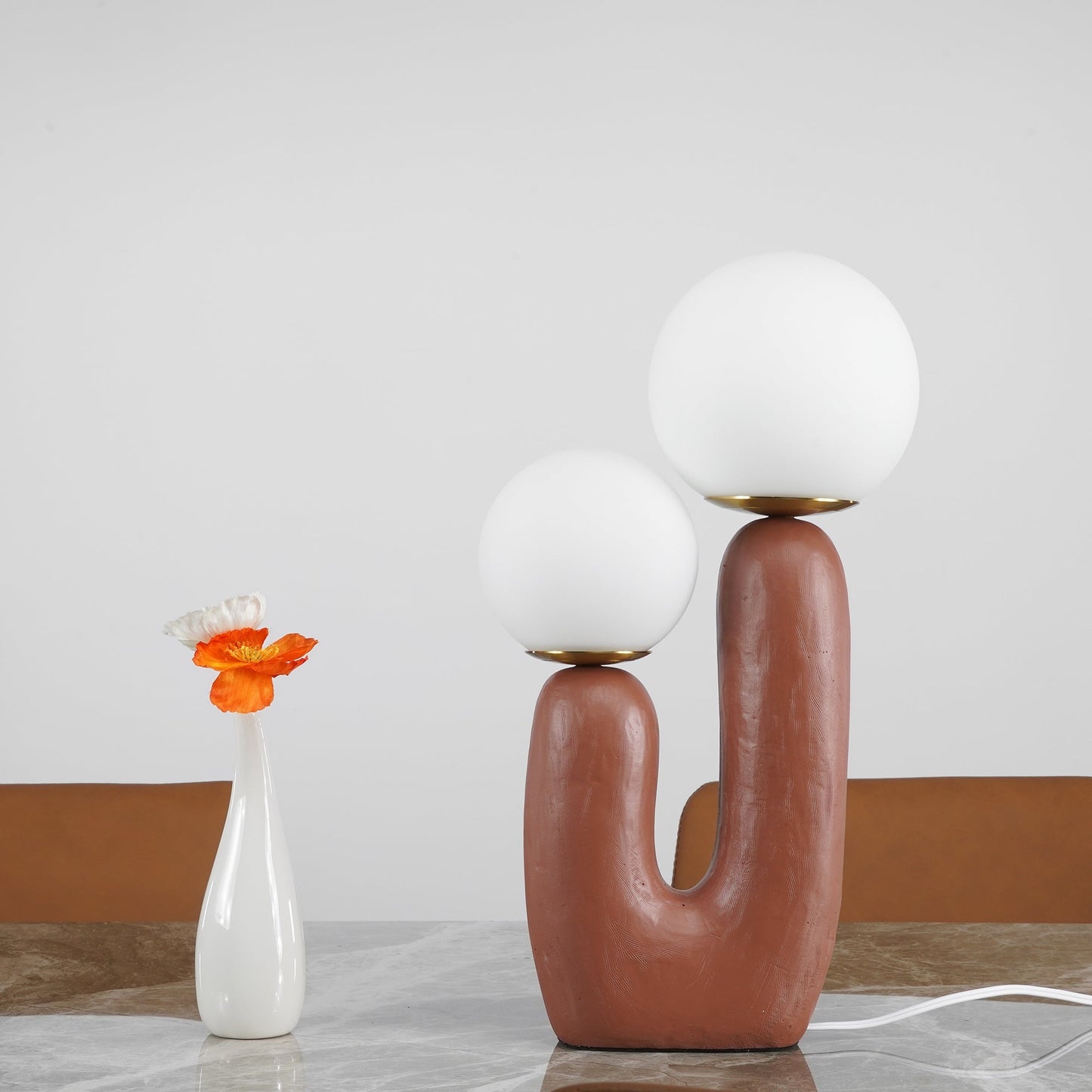 LumiVetro - Lámpara de Mesa Contemporánea de Vidrio y Resina