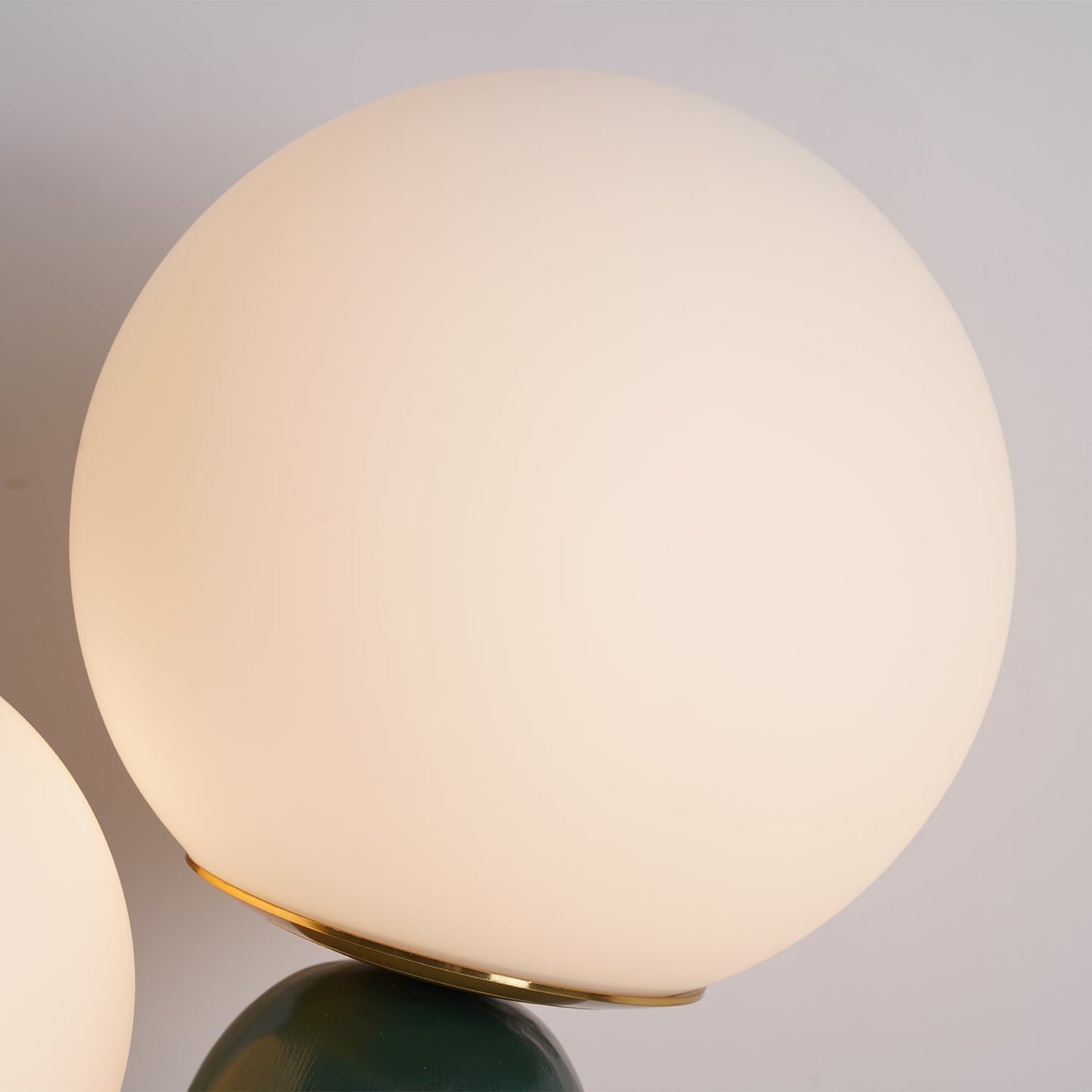 LumiVetro - Lámpara de Mesa Contemporánea de Vidrio y Resina