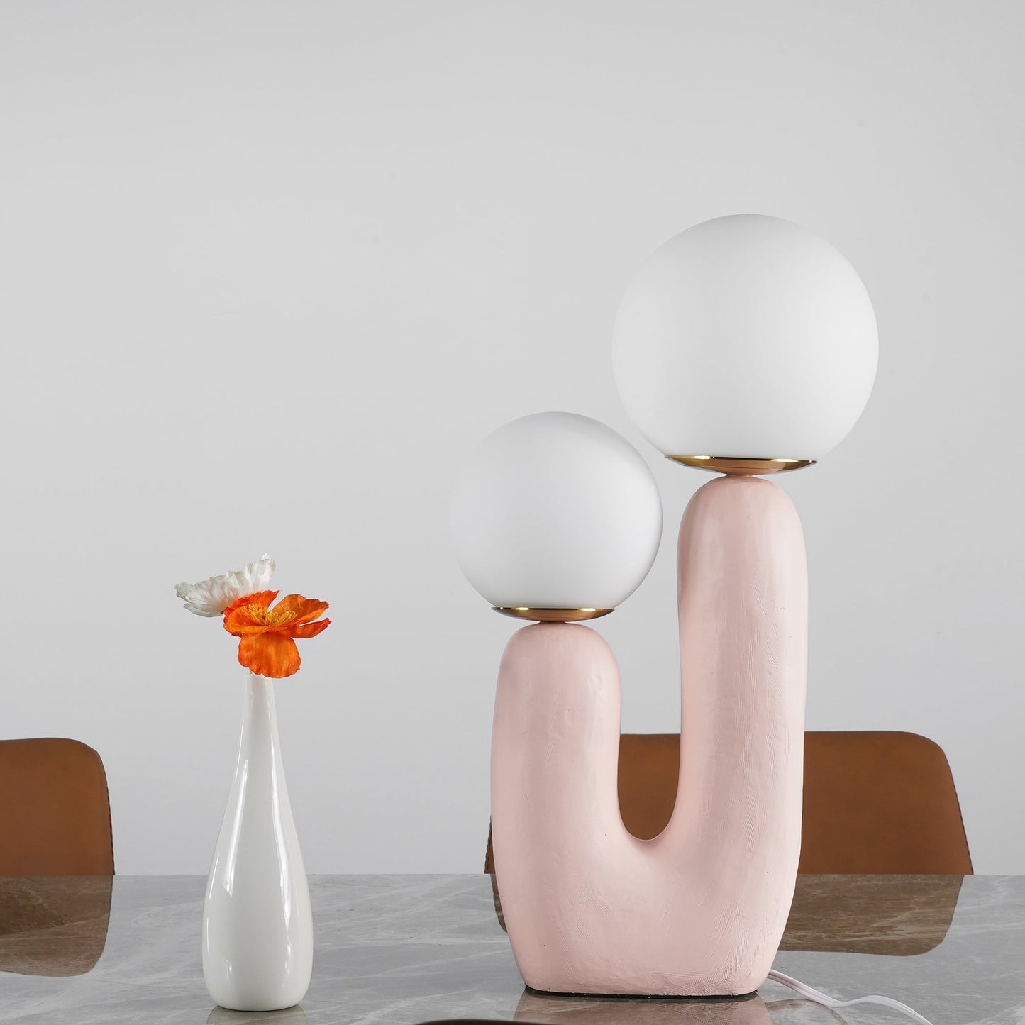 LumiVetro - Lámpara de Mesa Contemporánea de Vidrio y Resina