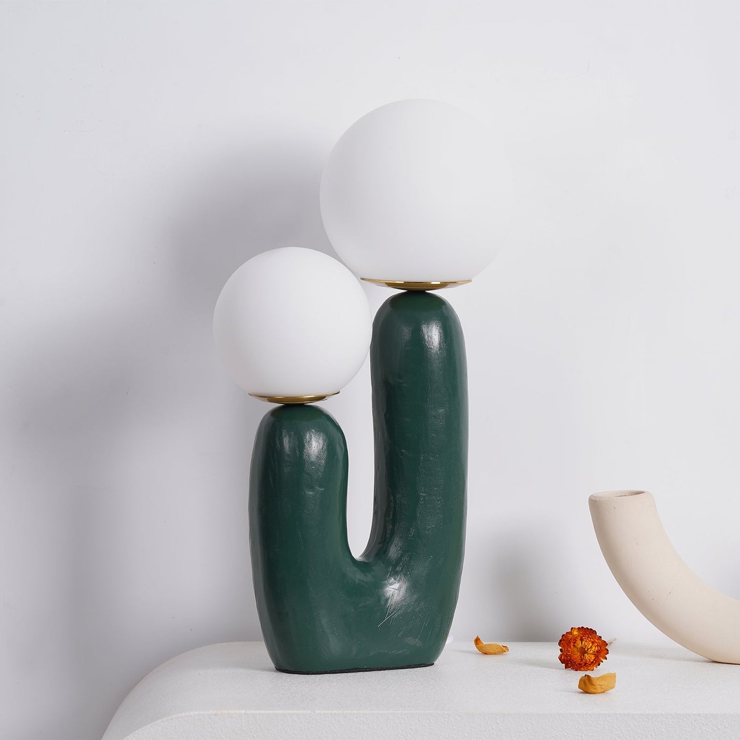 LumiVetro - Lámpara de Mesa Contemporánea de Vidrio y Resina
