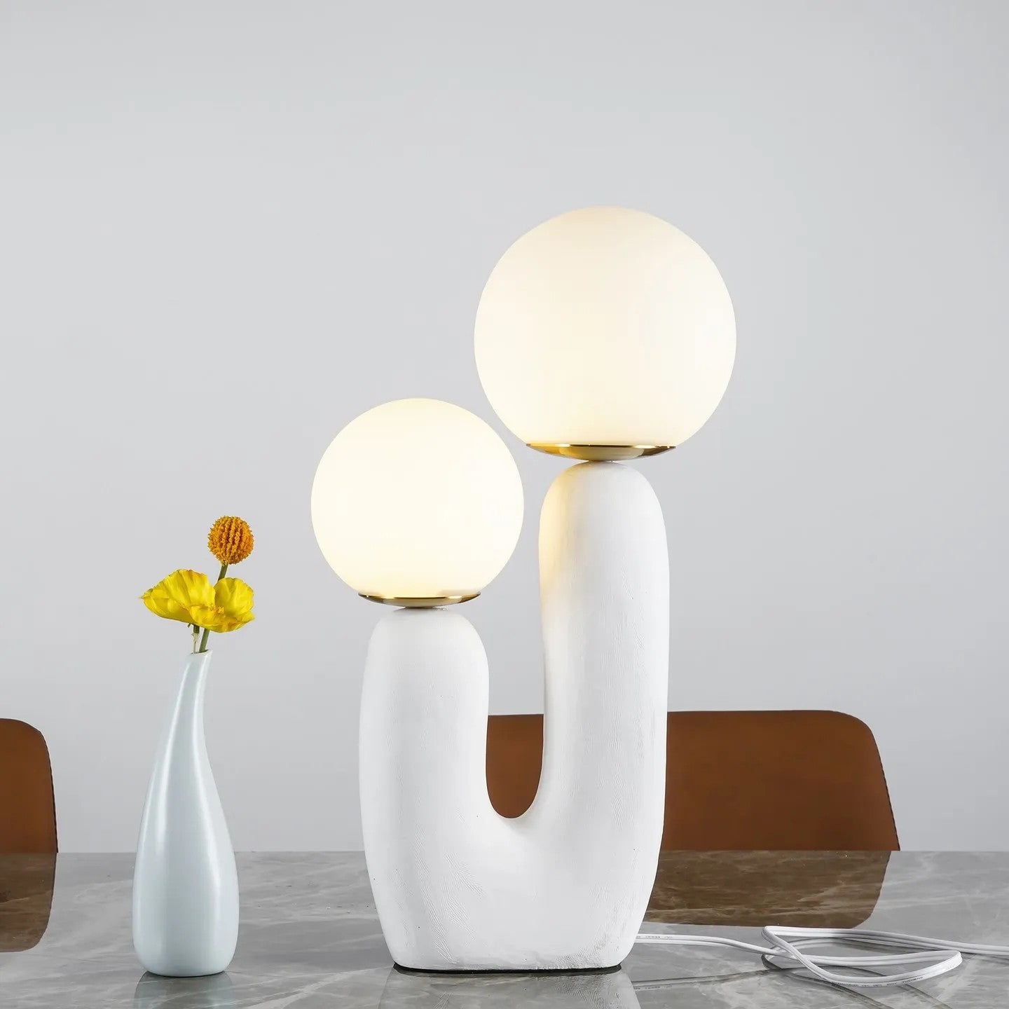 LumiVetro - Lámpara de Mesa Contemporánea de Vidrio y Resina