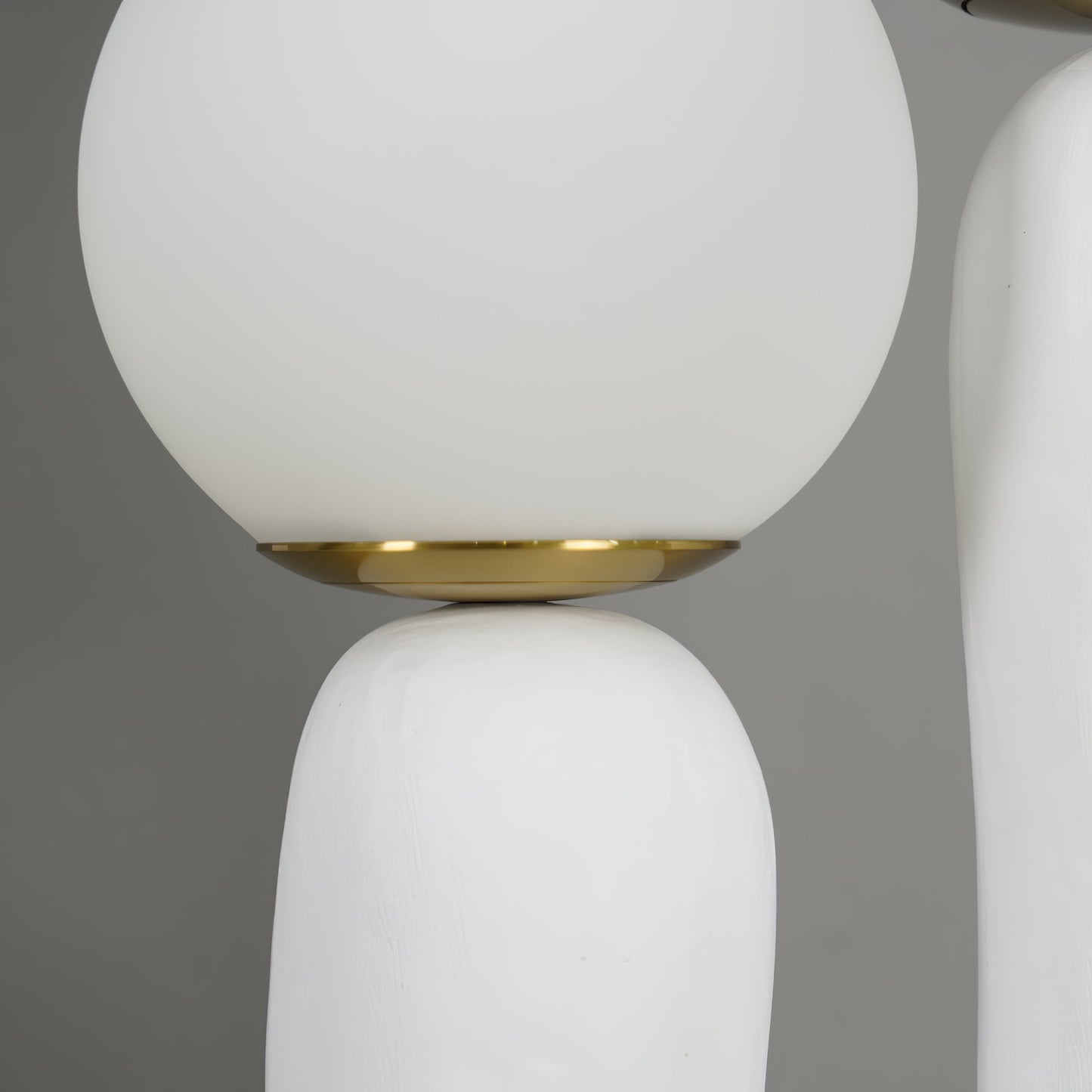LumiVetro - Lámpara de Mesa Contemporánea de Vidrio y Resina