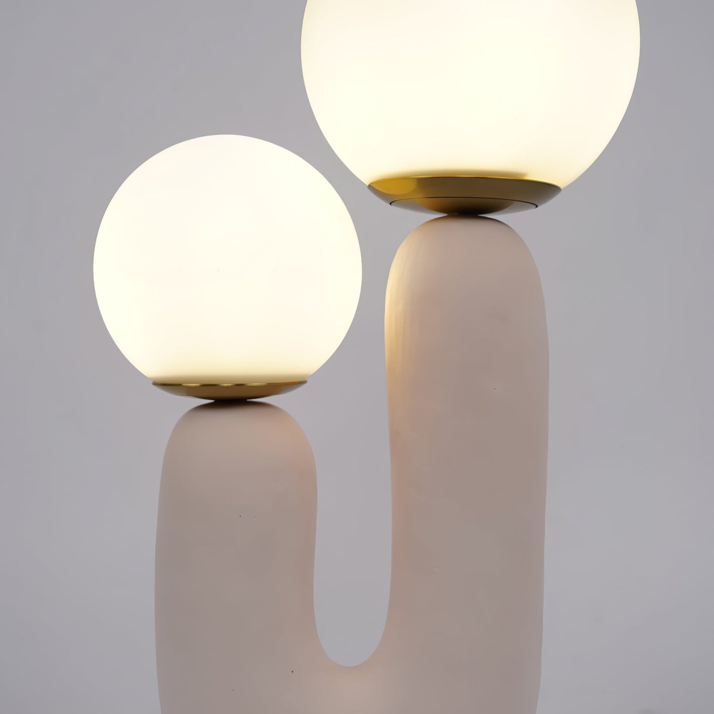 LumiVetro - Lámpara de Mesa Contemporánea de Vidrio y Resina