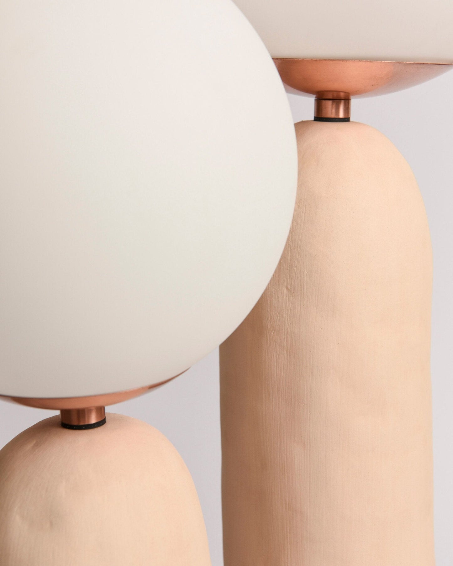 LumiVetro - Lámpara de Mesa Contemporánea de Vidrio y Resina