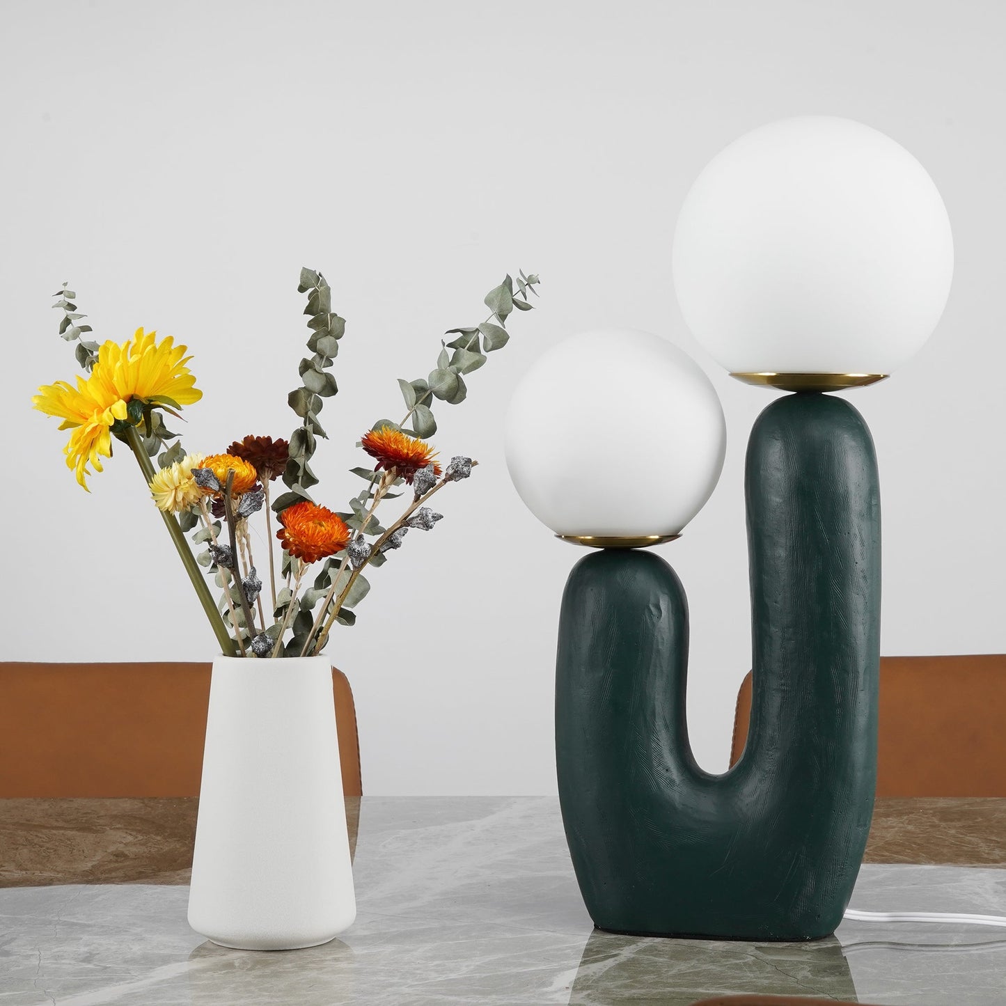 LumiVetro - Lámpara de Mesa Contemporánea de Vidrio y Resina