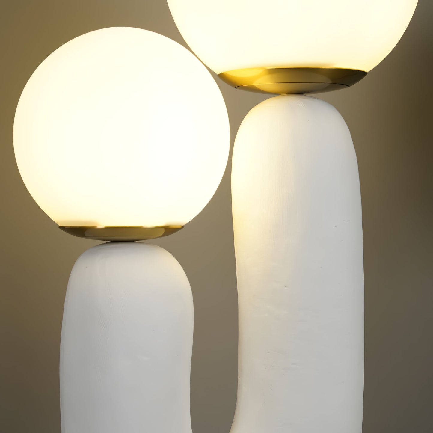 LumiVetro - Lámpara de Mesa Contemporánea de Vidrio y Resina