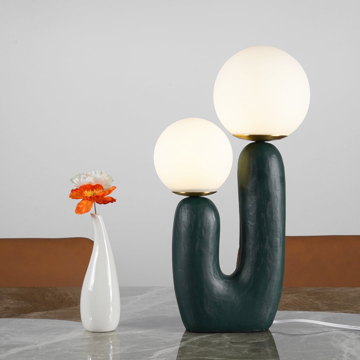 LumiVetro - Lámpara de Mesa Contemporánea de Vidrio y Resina