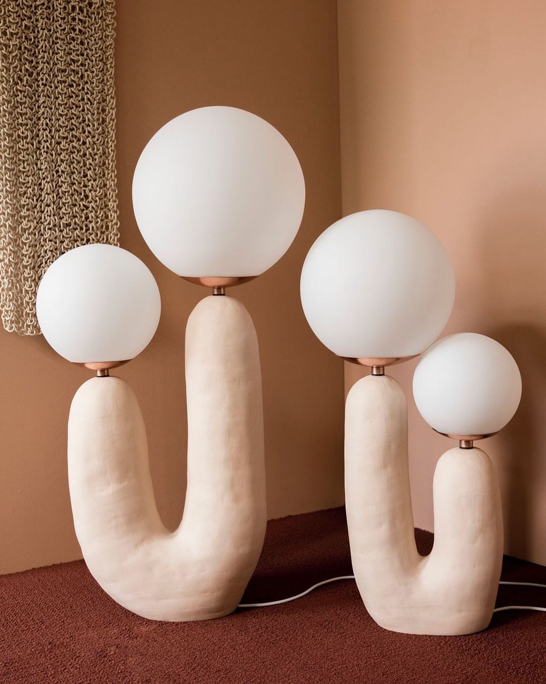 LumiVetro - Lámpara de Mesa Contemporánea de Vidrio y Resina
