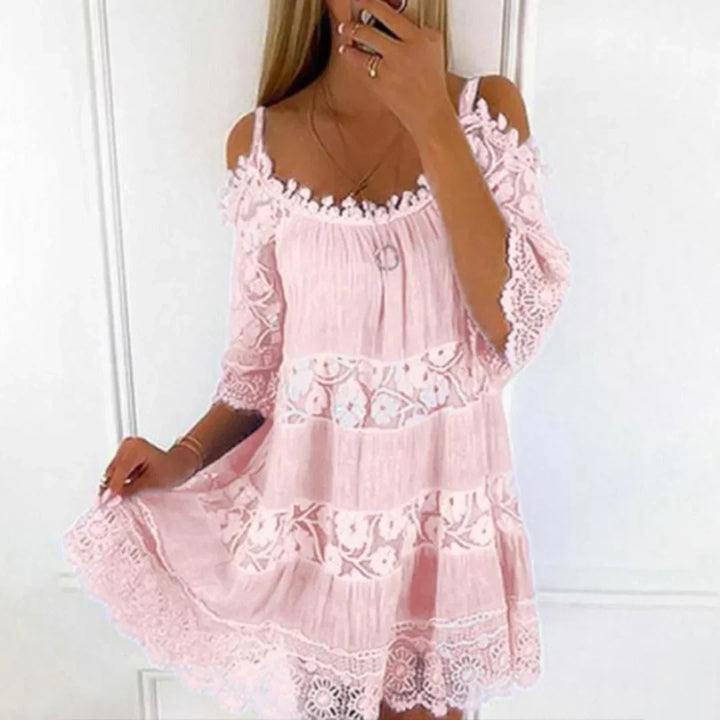 Minivestido de verano con encaje de ganchillo y bordados
