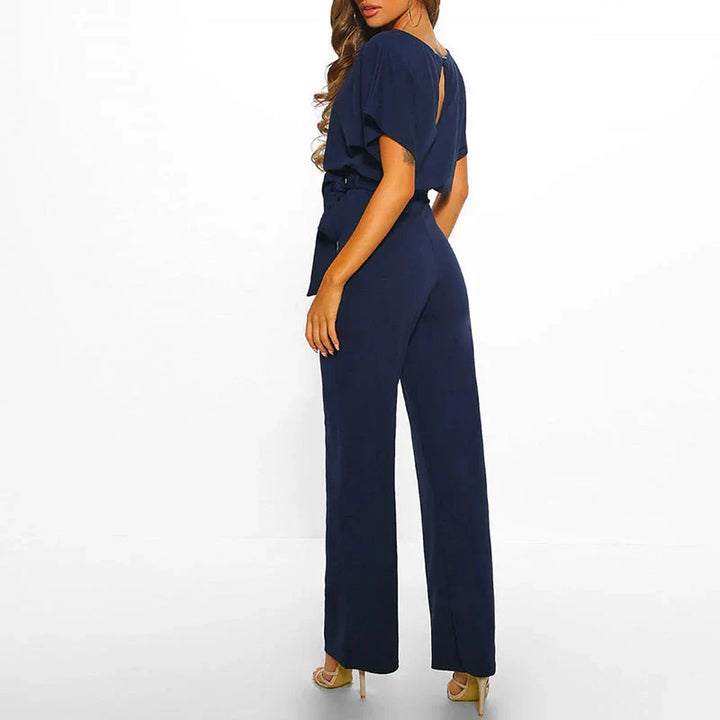 Elegante mono de mujer con cintura ajustada