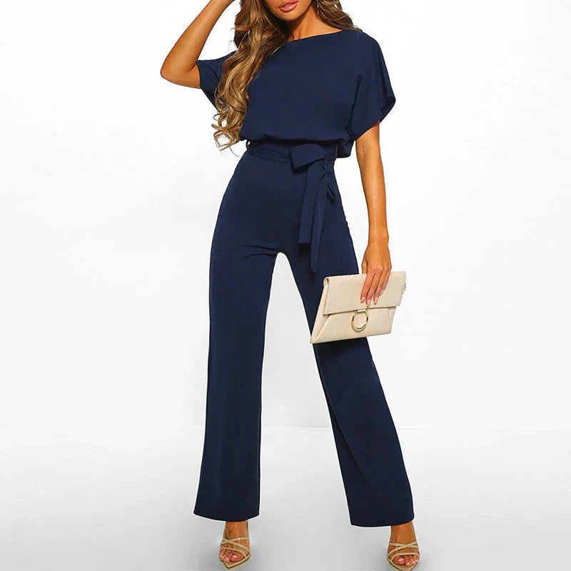 Elegante mono de mujer con cintura ajustada