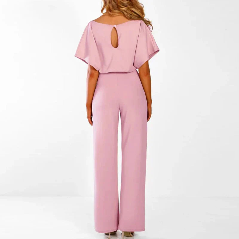 Elegante mono de mujer con cintura ajustada