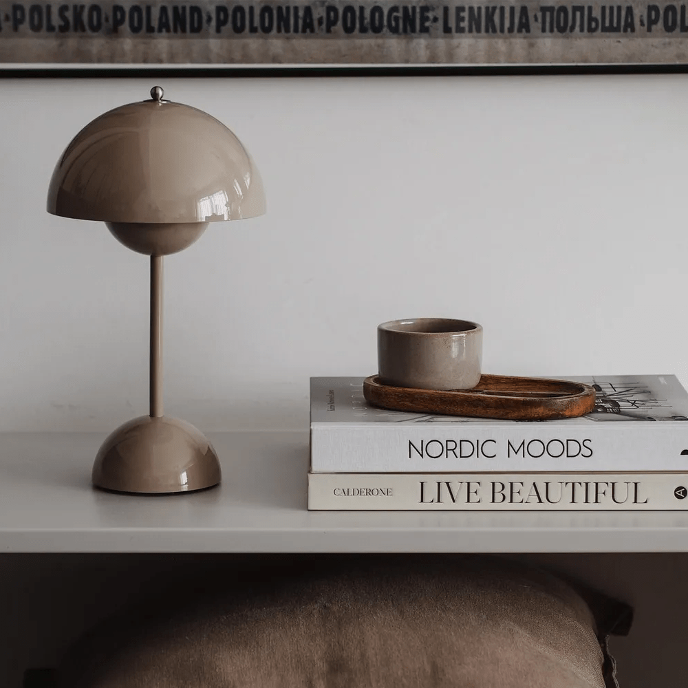 LumiVerde | Lámpara LED de Mesa con Diseño Retro-Modernista