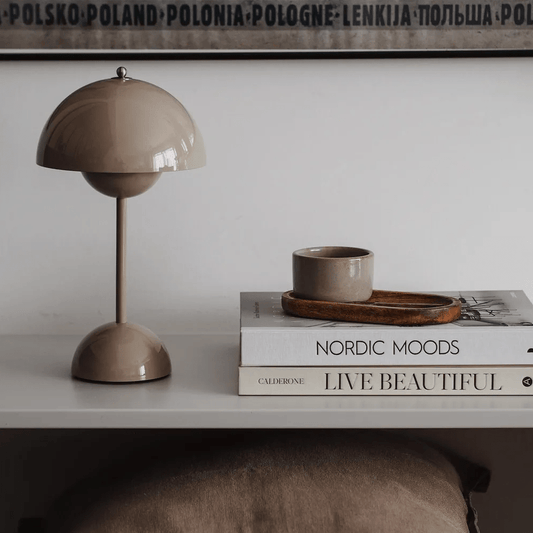 LumiVerde | Lámpara LED de Mesa con Diseño Retro-Modernista