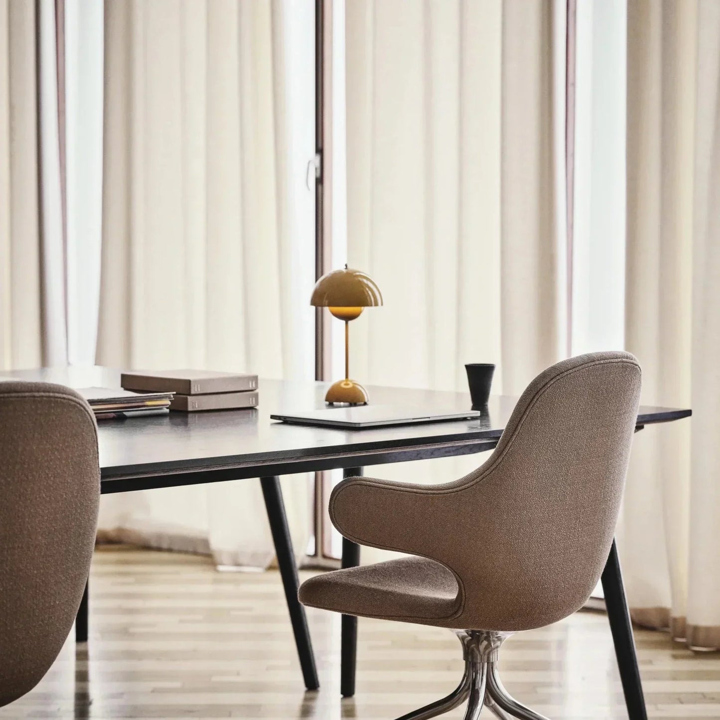 LumiVerde | Lámpara LED de Mesa con Diseño Retro-Modernista
