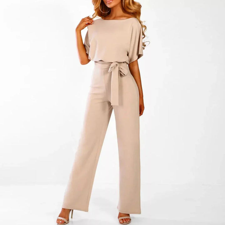 Elegante mono de mujer con cintura ajustada