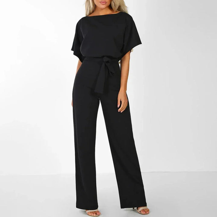 Elegante mono de mujer con cintura ajustada