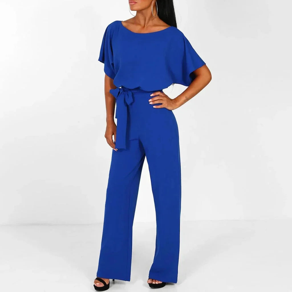 Elegante mono de mujer con cintura ajustada