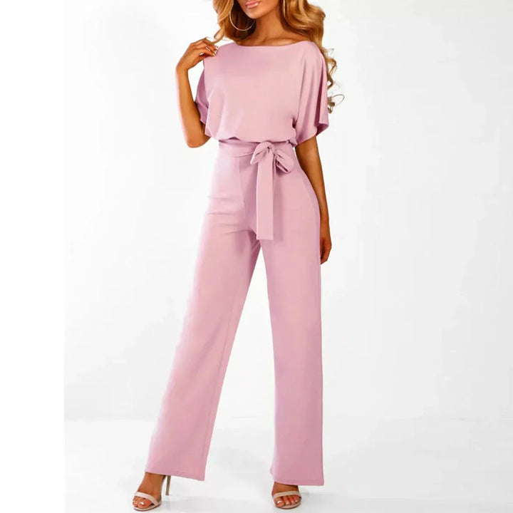 Elegante mono de mujer con cintura ajustada