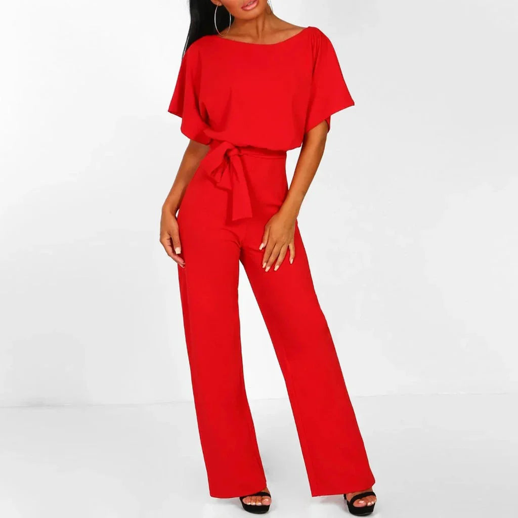 Elegante mono de mujer con cintura ajustada