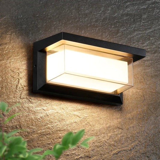 LumiClara | Lámpara de Pared Exterior Elegante con Tecnología LED de Bajo Consumo