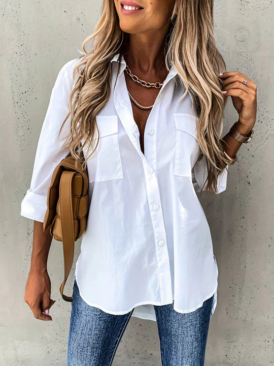 Blusa de mujer con botones y elegancia natural