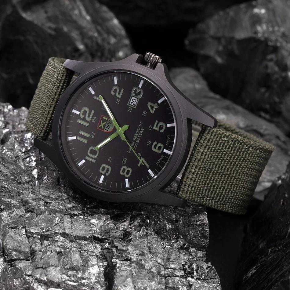 Reloj robusto de estilo militar con esfera iluminada