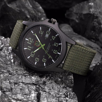 Reloj robusto de estilo militar con esfera iluminada