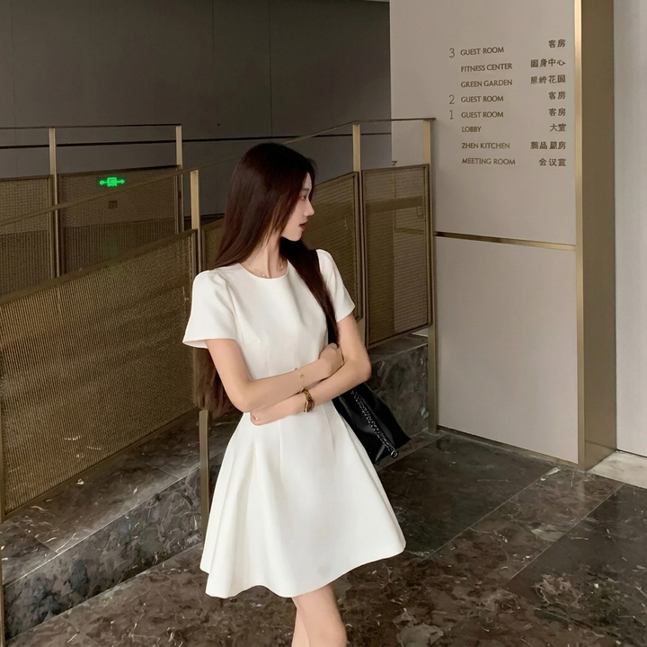 Vestido Corto Elegante de Manga Corta que Hace que las Figuras Pequeñas Luzcan Más Altas