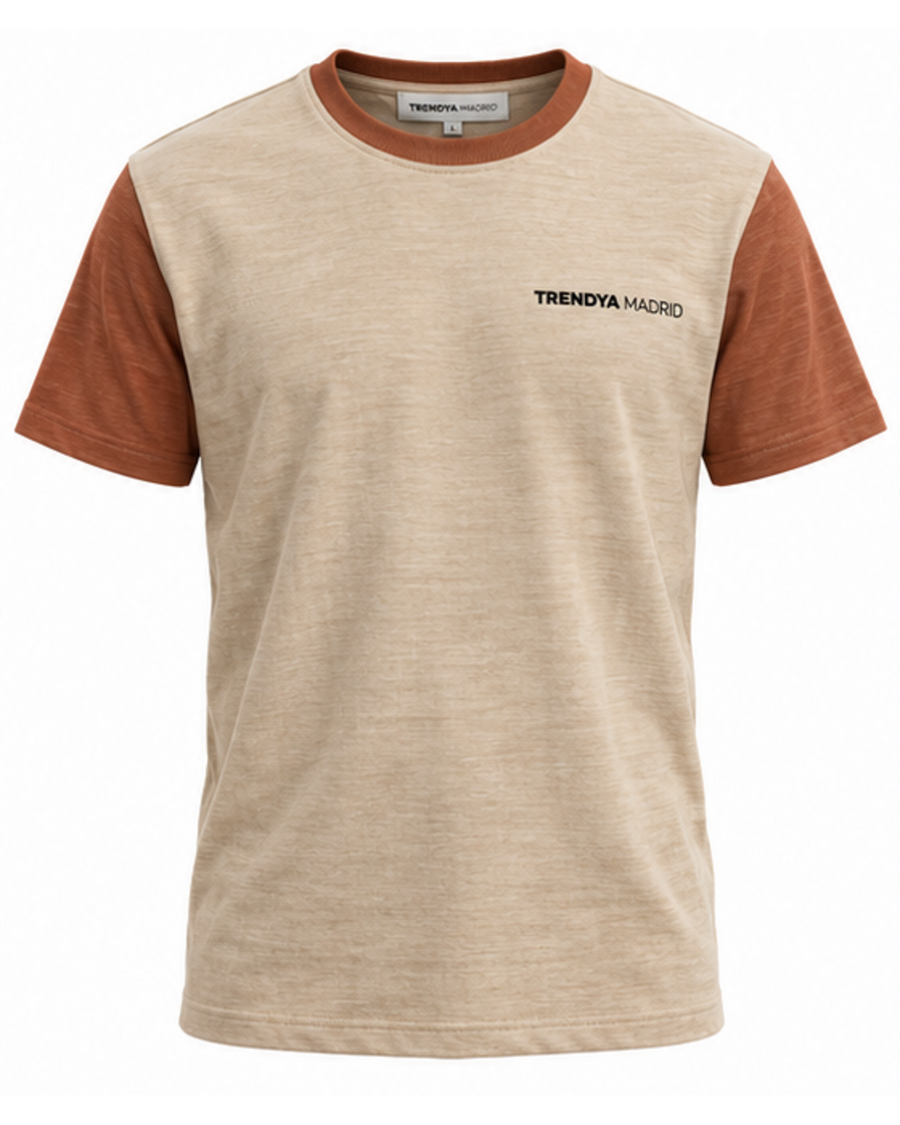 Camiseta de hombre beige arena con mangas terracota, vista frontal