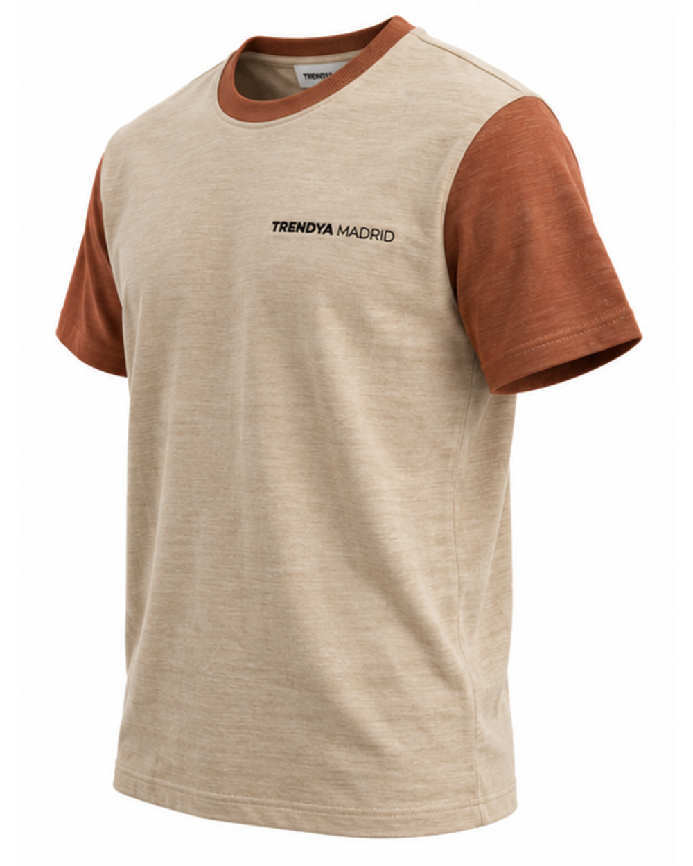 Camiseta de hombre beige arena con mangas terracota, vista en tres cuartos