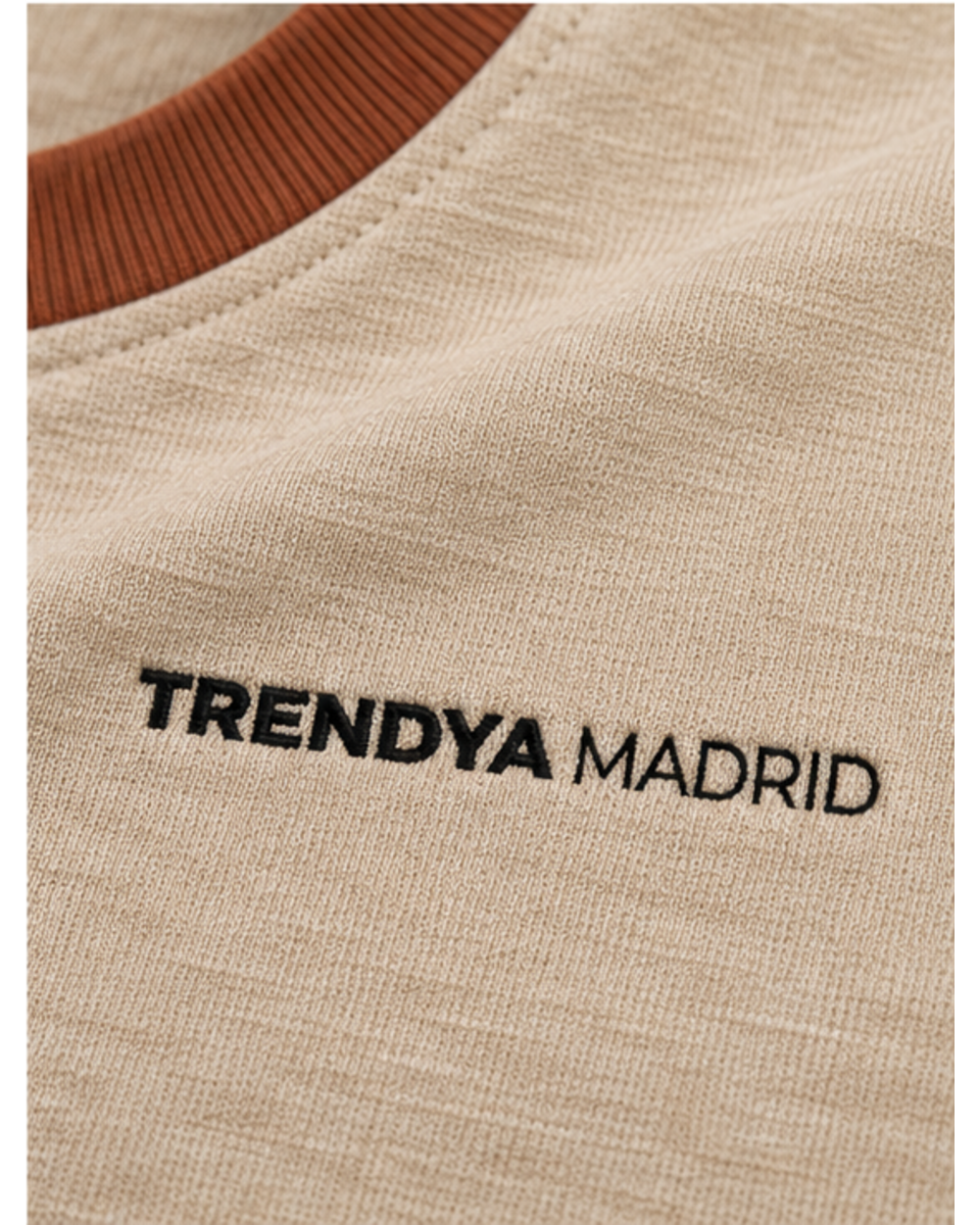 Detalle del cuello de canalé terracota y del logotipo Trendya Madrid bordado en el pecho