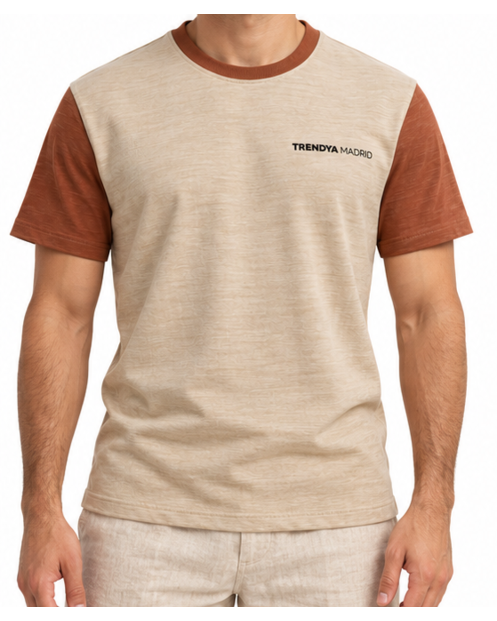Camiseta de hombre beige arena con mangas terracota puesta, vista frontal con modelo