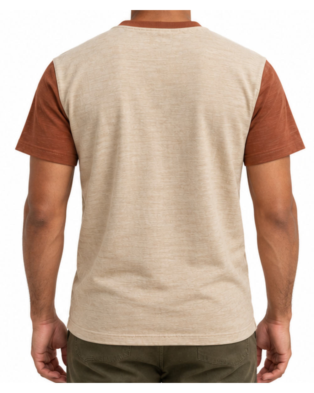 Camiseta de hombre beige arena con mangas terracota puesta, vista trasera con modelo