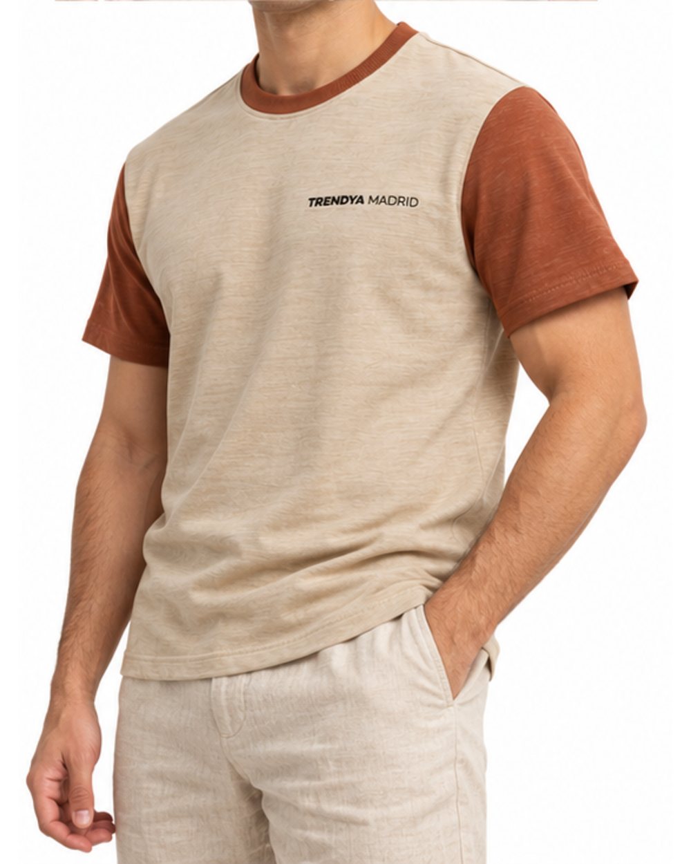 Camiseta de hombre beige arena con mangas terracota puesta, vista lateral con modelo