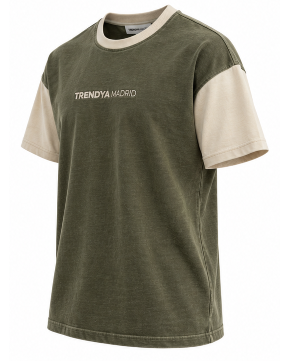 Camiseta holgada de hombre verde oliva con mangas crema, vista en tres cuartos