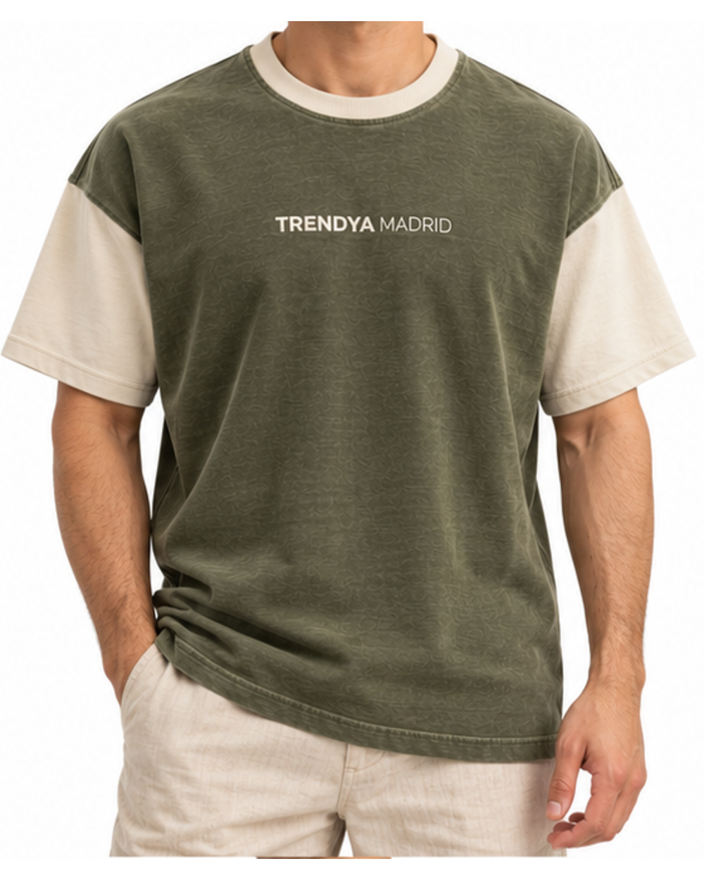 Camiseta holgada de hombre verde oliva con mangas crema puesta, vista frontal con modelo