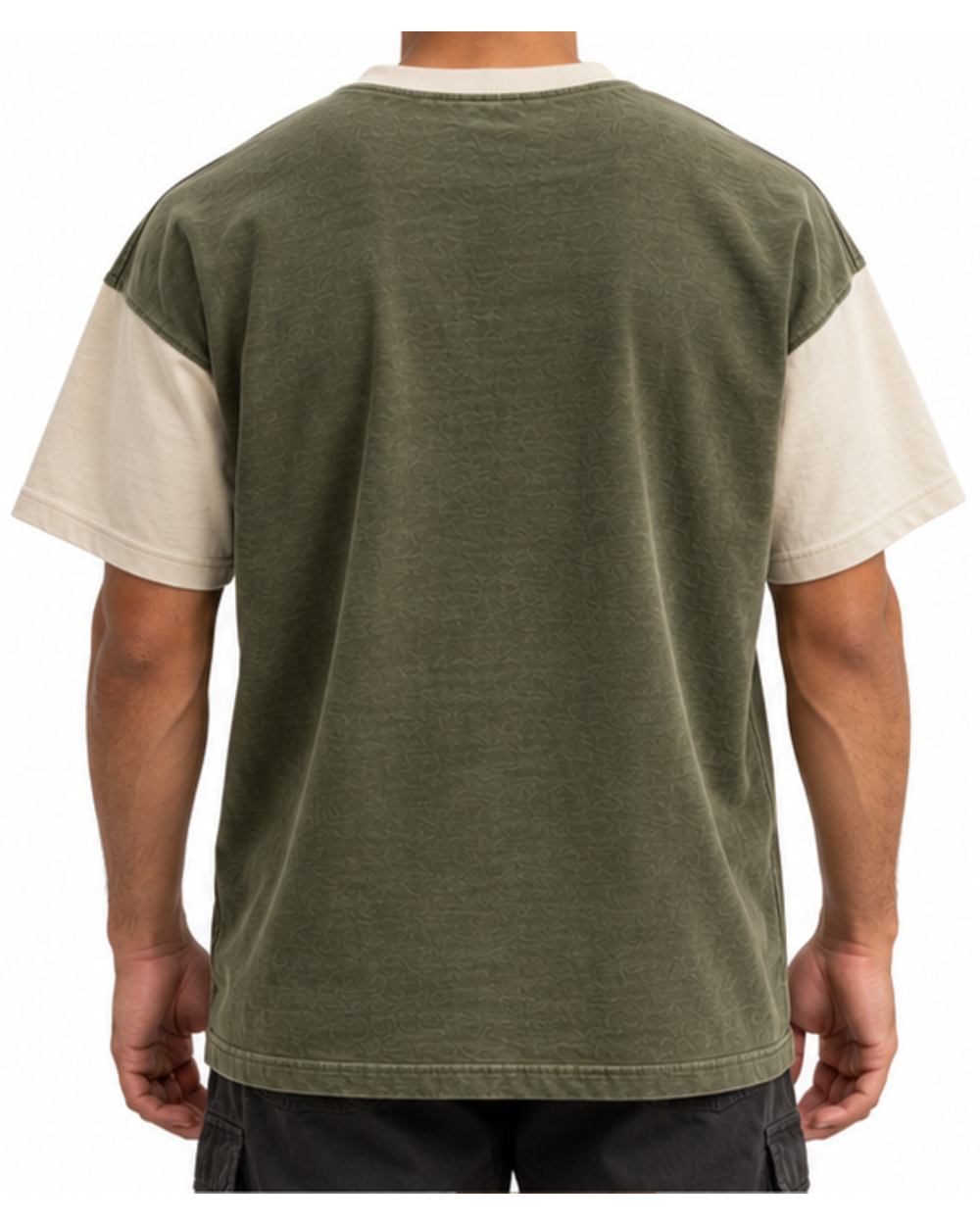 Camiseta holgada de hombre verde oliva con mangas crema puesta, vista trasera con modelo