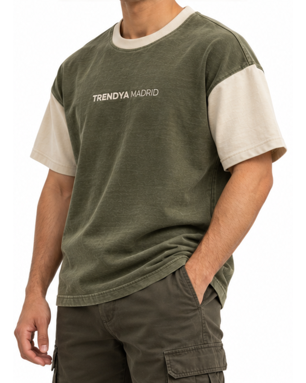 Camiseta holgada de hombre verde oliva con mangas crema puesta, vista lateral con modelo
