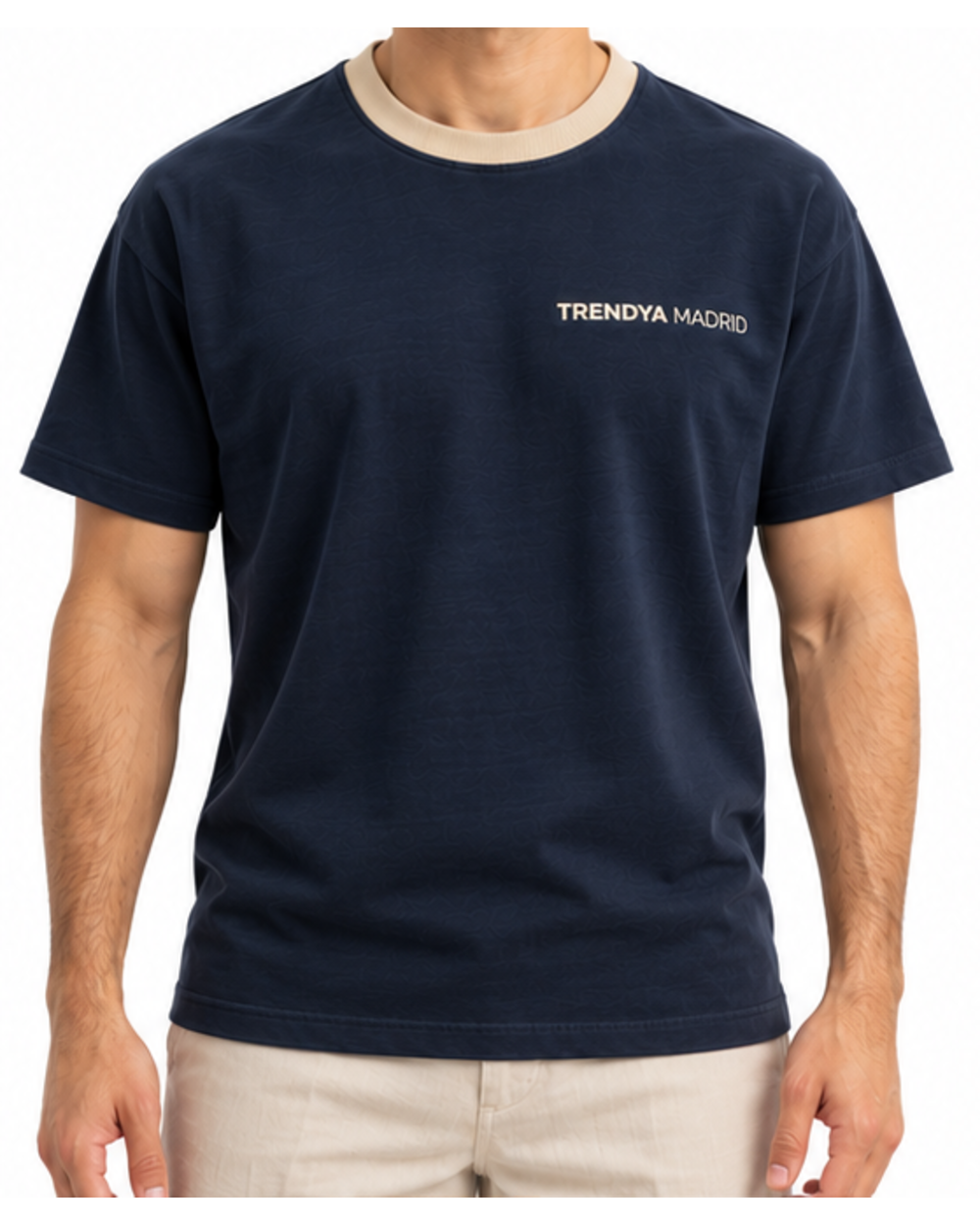Camiseta de hombre azul marino con cuello camel puesta, vista frontal con modelo
