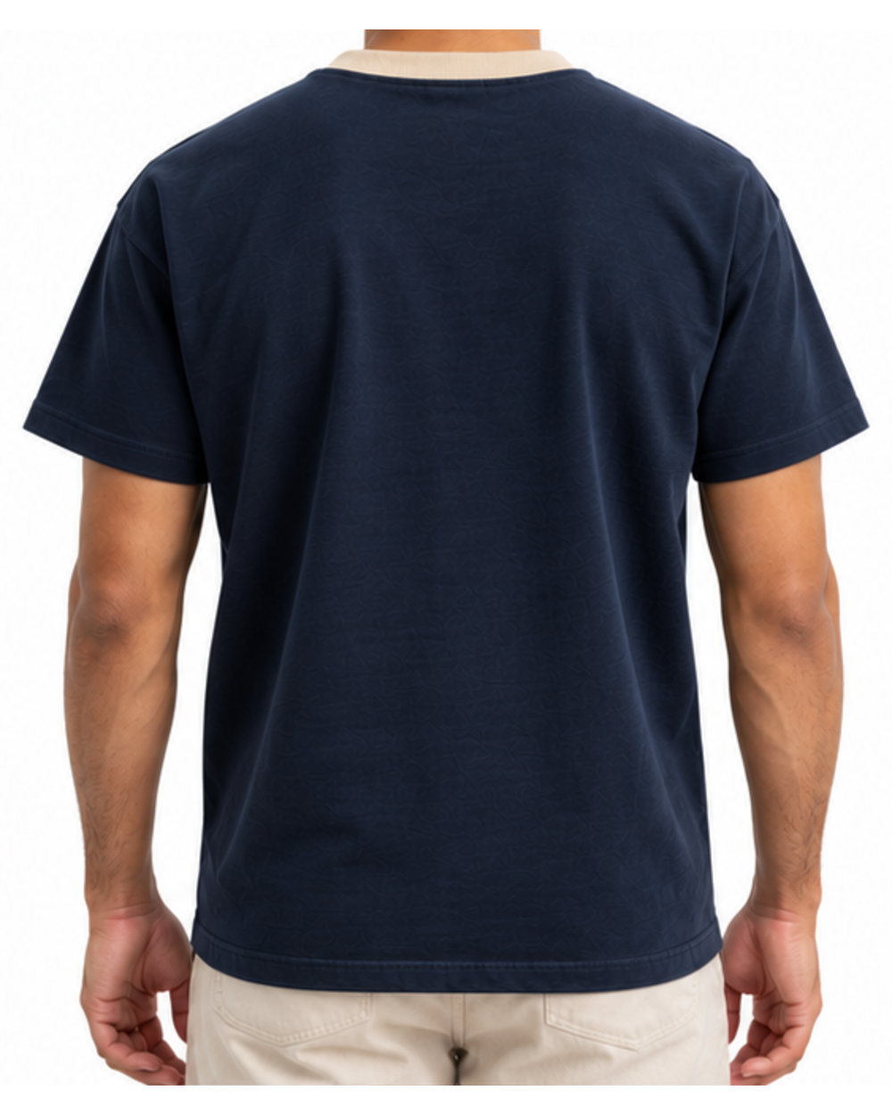 Camiseta de hombre azul marino con cuello camel puesta, vista trasera con modelo